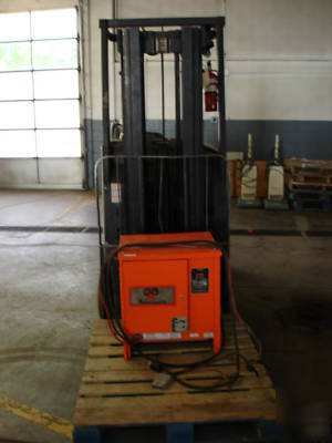 2001 crown counterbalance fork lift-no 