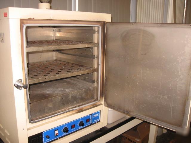 Vwr 1350F lab oven: 175 c, 18