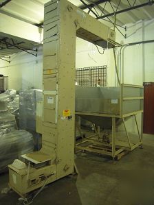 Whiz pendulum bucket elevator conveyor w/ acumalator