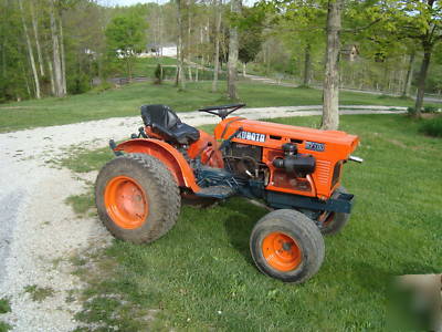 Kubota B7100 tractor 4X4 with finish mower and scraper 