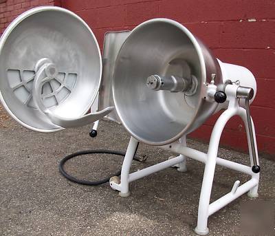 Very nice hobart vcm 40 qt vertical cutter mixer VCM40