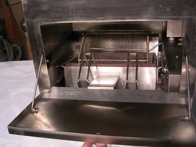 Fryer needs no external ventilation or fire supression