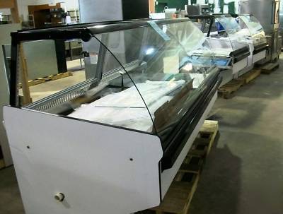 Lot nom 25' arctic display cases - curved glass