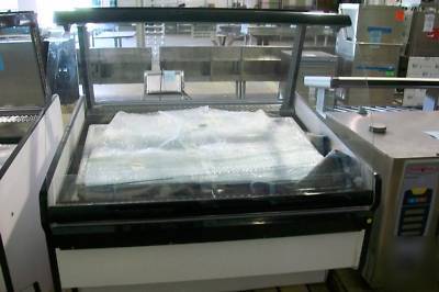 Lot nom 25' arctic display cases - curved glass