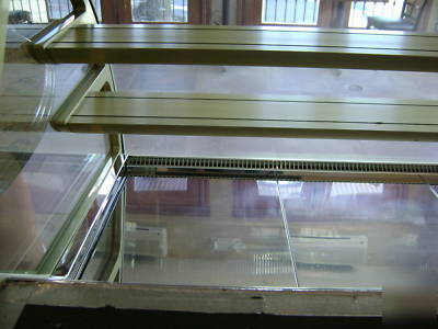 Fb deranieri~european~refrigerated~pastry display case