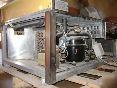 Fb deranieri~european~refrigerated~pastry display case
