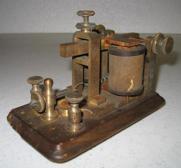Antique lg tillotson morse code telegraph key sounder