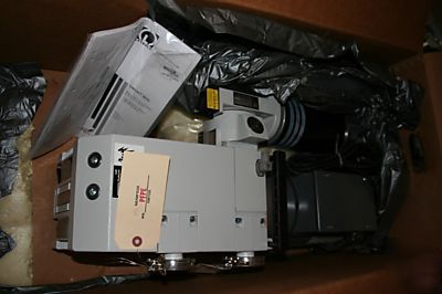 Leybold vacuum pump, d-25BCS, with chemical filtration