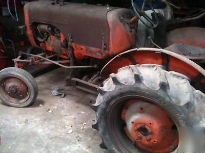 Allis chalmers D272 collectors tractor, very rare.