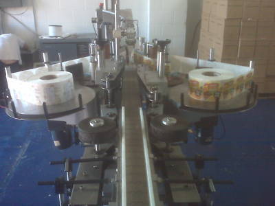 Front & back labeler with top hold down belt