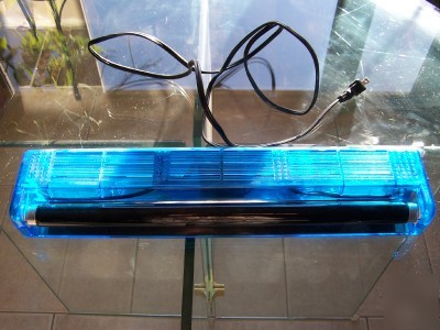 Fluorescent light fixture, aquarium, terrarium, reptile