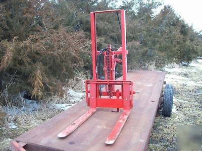 Tractor 3-point fork lift with hydraulic tilt. 2000 lbs