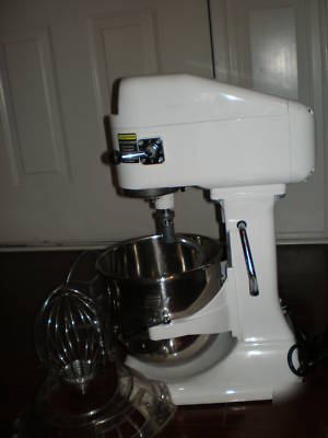 Globe 8 qt mixer, attachments, manual - hot deal nwob 