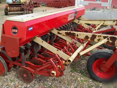 Melroe 204 grain drill ; wheat drill ; bean drill 