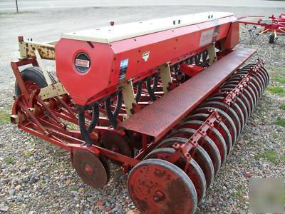 Melroe 204 grain drill ; wheat drill ; bean drill 