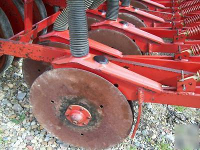 Melroe 204 grain drill ; wheat drill ; bean drill 