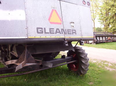 N6 gleaner combine with 24' grain & 6 row corn head