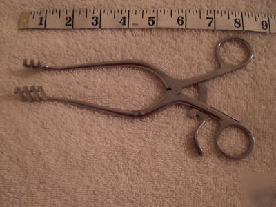 Weitlaner self-retaining surgical retractor used