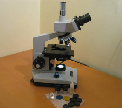 Clinical trinocular compound microscope 40-1600X + case