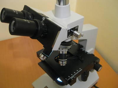 Clinical trinocular compound microscope 40-1600X + case