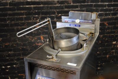 2005 broaster 1800 fryer w/ filtration nat gas - xlnt 